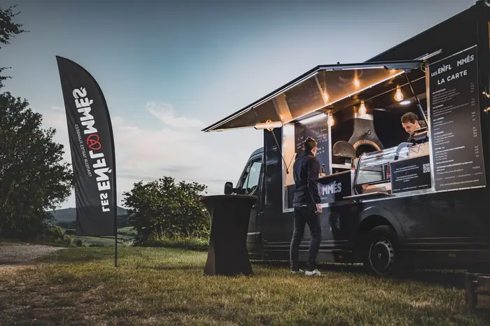 Le camion et son comptoir, guirlandes allumées