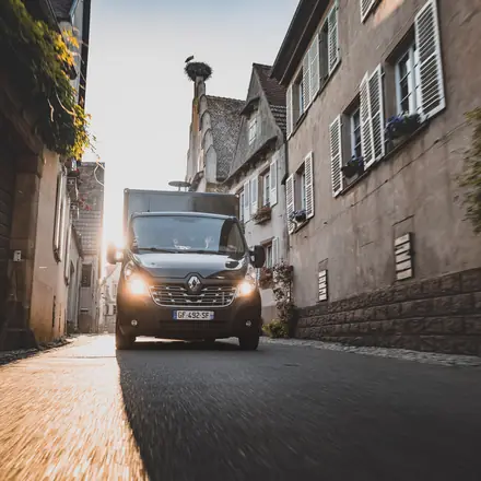 Le camion en tournée dans un village